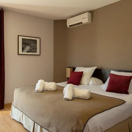 Bed and breakfast Chateau De Lastours, Hotel Spa Et Villas A Louer Portel-des-Corbieres